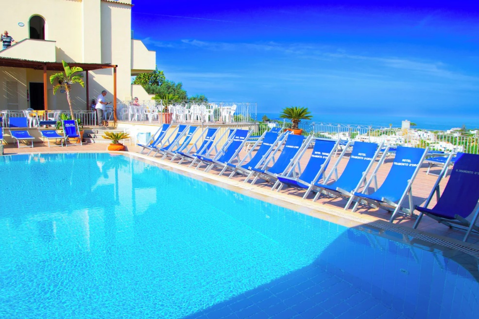 Lastminute Ferragosto Tramonto d Oro Hotel Forio: vacanza tra mare, terme, benessere e massaggi con offerte speciali